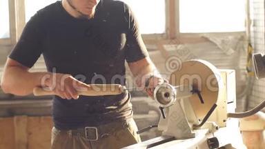 在木工中做木工的人。 木工在车间木工板上工作。 小企业概念